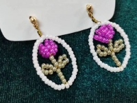 9月6日，在家里就能賺錢的工作，帶回家做的手工，開飾品加工廠，手工之家的手工適合居家創(chuàng)業(yè)，圖為串珠米珠繡手工產(chǎn)品剪影