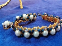 9月7日，家里干的手工活兼職，純手工加工項(xiàng)目，開飾品加工廠，在手工之家，要掙錢就要?jiǎng)悠饋恚瑘D為飾品類串珠純手工產(chǎn)品剪影