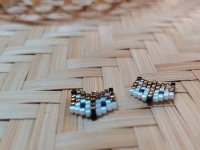 9月8日，外發(fā)手工領(lǐng)回家做，靈活就業(yè)手工項(xiàng)目，在家做手工掙錢，開飾品加工廠，手工之家的手工適合在家做的有什么業(yè)務(wù)，圖為飾品類串珠純手工產(chǎn)品剪影