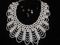 10月10日，在家里就能賺錢的工作，開飾品加工廠，居家手工靈活就業(yè)創(chuàng)業(yè)，手工之家的純手工，穩(wěn)定可靠，十多年了，圖為串珠米珠繡手工產(chǎn)品剪影