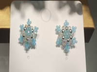 11月29日，手工活接單平臺(tái)，居家靈活就業(yè)好副業(yè)，開(kāi)飾品加工廠，良好合作成就手工之家與合作人員共同的手工事業(yè)，圖為串珠米珠繡純手工產(chǎn)品剪影