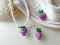 12月2日，在家能做的兼職正規(guī)，掙錢(qián)的副業(yè)，開(kāi)飾品加工廠，在手工之家，合作人員是實(shí)實(shí)在在的收獲，圖為串珠米珠繡手工產(chǎn)品剪影