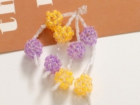 12月4日，在家可以做的兼職工作，在家手工靈活就業(yè)，開(kāi)飾品加工廠，手工之家立足市場(chǎng)讓大家的收入更好，圖為串珠米珠繡手工產(chǎn)品剪影