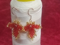 12月9日，在家做的手工活正規(guī)平臺(tái)，靈活就業(yè)好選擇，開(kāi)飾品加工廠，與手工之家合作，做好計(jì)劃，更要做好當(dāng)下，圖為串珠米珠繡手工產(chǎn)品剪影