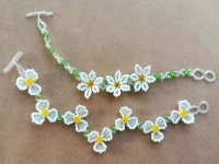 12月12日，手工活拿回家做，靈活就業(yè)居家掙錢(qián)，開(kāi)飾品加工廠，在手工之家，堅(jiān)持做、收入好，圖為串珠米珠繡手工產(chǎn)品剪影