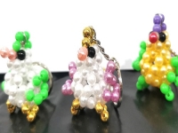 12月20日，哪里可以做手工活兼職，靈活就業(yè)好選擇，開飾品加工廠，在手工之家，重視銷售讓手工事業(yè)更穩(wěn)定，圖為串珠米珠繡手工產(chǎn)品剪影