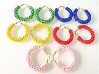 12月23日，外發(fā)手工領(lǐng)回家做，靈活就業(yè)手工項(xiàng)目，在家做手工掙錢，開飾品加工廠，與手工之家合作，平臺(tái)服務(wù)產(chǎn)品都有保障，圖為飾品類串珠純手工產(chǎn)品剪影