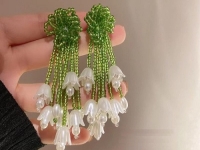 12月31日，在家能做的手工活兼職，帶回家做的手工項(xiàng)目，老手工平臺(tái)，開飾品加工廠，你我他都是手工之家大家庭的一份子，圖為飾品類串珠純手工產(chǎn)品剪影