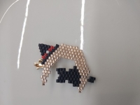 1月4日，手工活接單正規(guī)平臺(tái)，拿回家做的手工項(xiàng)目，開(kāi)飾品加工廠，在手工之家，大家的收入合作越久越好，圖為飾品類串珠純手工產(chǎn)品剪影