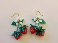 1月23日，手工活從哪里找廠家，想接正規(guī)廠家的手工項(xiàng)目，開(kāi)飾品加工廠，手工之家的串珠純手工，大家都能做，圖為飾品類串珠純手工產(chǎn)品剪影