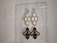 2月4日，手工活外發(fā)加工怎么找貨源，想接正規(guī)廠家的手工，開飾品加工廠，在手工之家，創(chuàng)新始終是發(fā)展的重要保障，圖為串珠米珠繡手工產(chǎn)品剪影