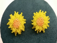 2月16日，在家可以做的兼職工作，在家做手工掙錢，能開飾品加工廠，在手工之家，為什么會(huì)有好收入，圖為串珠米珠繡純手工產(chǎn)品剪影