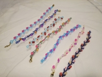 2月17日，家里干的手工活兼職，在家做的好副業(yè)，手工飾品加工廠，在手工之家，了解后的合作更穩(wěn)定長(zhǎng)久，圖為串珠米珠繡手工產(chǎn)品剪影