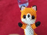 2月25日，外發(fā)手工領(lǐng)回家做，在家做手工副業(yè)掙錢，開飾品加工廠，拿回家做的手工項(xiàng)目，在手工之家，所有改變都是為了讓大家收入更好，圖為串珠米珠繡手工產(chǎn)品剪影