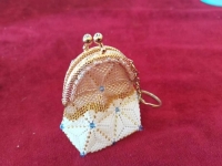 2月26日，可在家做的兼職手工活，想接正規(guī)廠家的手工項(xiàng)目，開飾品加工廠，放心在家做手工副業(yè)，找到手工之家，官方渠道合作才放心，圖為串珠米珠繡手工產(chǎn)品剪影