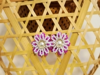 2月29日，在家里就能賺錢的工作，開飾品加工廠，居家靈活就業(yè)好副業(yè)，可信可靠，在手工之家，多總結(jié)更掙錢，圖為串珠米珠繡手工產(chǎn)品剪影