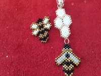 2月27日，附近有沒有兼職手工活，開飾品加工廠，居家靈活就業(yè)創(chuàng)業(yè)好副業(yè)，與手工之家合作，加工銷售大家就是要多掙錢，圖為串珠米珠繡手工產(chǎn)品剪影