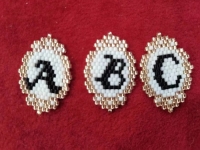 3月8日，手工兼職在家做是真的嗎，靈活就業(yè)手工項(xiàng)目，開飾品加工廠，在手工之家，純手工有優(yōu)勢(shì)有前景，圖為串珠米珠繡手工產(chǎn)品剪影