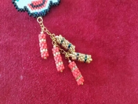 3月9日，在家做兼職的正規(guī)平臺(tái)，開飾品加工廠，居家手工好副業(yè)，與手工之家合作好好做有好回報(bào)，圖為串珠米珠繡手工產(chǎn)品剪影