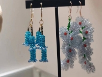 3月20日，在家怎么接手工活掙錢，在家做兼職的正規(guī)平臺(tái)，開飾品加工廠，在手工之家，加工銷售都會(huì)培訓(xùn)讓大家能做好，圖為飾品類串珠手工產(chǎn)品剪影