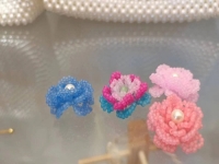 3月29日，兼職手工活可以帶回家做的，居家靈活就業(yè)好副業(yè)，開飾品加工廠，手工之家堅(jiān)持用更多的純手工產(chǎn)品服務(wù)市場(chǎng)，圖為串珠米珠繡手工產(chǎn)品剪影