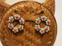 3月31日，附近有沒有兼職手工活，在家做的手工副業(yè)，開飾品加工廠，在手工之家，純手工項(xiàng)目很好做，圖為飾品類串珠手工產(chǎn)品剪影