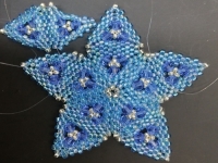 4月3日，手工活兼職是真的嗎？居家專兼職的好副業(yè)，開飾品加工廠，與手工之家合作，這些做法讓大家收入好，圖為飾品類串珠手工產(chǎn)品剪影