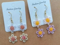 4月6日，手工活接單正規(guī)平臺(tái)，可靠的串珠手工，開飾品加工廠，在手工之家，時(shí)間越長(zhǎng)、合作越穩(wěn)、收入越好，圖為串珠米珠繡手工產(chǎn)品剪影