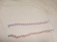 4月7日，在家可以做的兼職工作，拿回家做的手工項(xiàng)目，開飾品加工廠，在手工之家，產(chǎn)品選的好、收入會(huì)更好，圖為串珠米珠繡手工產(chǎn)品剪影