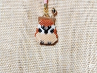 4月13日，手工活兼職招聘信息，正規(guī)可靠的手工項(xiàng)目，開飾品加工廠，因?yàn)楸容^，越來越多人選擇與手工之家合作，圖為串珠米珠繡手工產(chǎn)品剪影