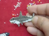 4月14日，在家里就能賺錢的工作，帶回家做的手工，開飾品加工廠，手工之家與大家一起努力、合作共贏，圖為串珠米珠繡手工產(chǎn)品剪影