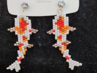 4月15日，家里干的手工活兼職，純手工加工項(xiàng)目，開飾品加工廠，在手工之家，做兩種業(yè)務(wù)收入更好，圖為飾品類串珠純手工產(chǎn)品剪影