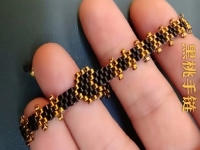 4月16日，外發(fā)手工領(lǐng)回家做，靈活就業(yè)手工項(xiàng)目，在家做手工掙錢，開飾品加工廠，與手工之家合作，產(chǎn)品讓大家的收入有保障，圖為飾品類串珠純手工產(chǎn)品剪影