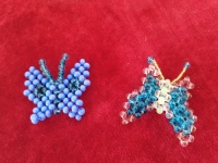 4月25日，手工活外發(fā)一手貨源，在家做手工掙錢，靈活就業(yè)創(chuàng)業(yè)開(kāi)飾品加工廠，在手工之家，掙錢選加工、銷售都可以，圖為飾品類串珠純手工產(chǎn)品剪影