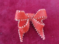 4月26日，在家里就能賺錢的工作，正規(guī)手工項(xiàng)目，靈活就業(yè)好選擇，開(kāi)飾品加工廠，在手工之家，城市農(nóng)村的合作人員都很多，圖為飾品類串珠純手工產(chǎn)品剪影