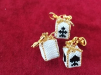 4月29日，可在家做的兼職手工活，想接正規(guī)廠家手工項(xiàng)目,開(kāi)飾品加工廠，在手工之家，多總結(jié)、認(rèn)真做、多掙錢，圖為飾品類串珠純手工產(chǎn)品剪影