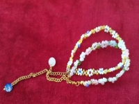 4月27日，手工活外發(fā)加工正規(guī)廠家，純手工加工串珠，開(kāi)飾品加工廠，居家專兼職的好副業(yè)，與手工之家合作，城市有城市的優(yōu)勢(shì)，圖為飾品類串珠純手工產(chǎn)品剪影