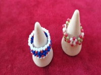 4月30日，手工活從哪里找廠家，可靠的串珠手工項(xiàng)目，靈活就業(yè)好手工，在手工之家，產(chǎn)品始終是發(fā)展的重點(diǎn)之一，圖為飾品類串珠純手工產(chǎn)品剪影