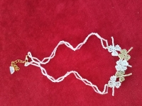 5月2日，在家能掙錢的正規(guī)手工，靈活就業(yè)串珠手工項(xiàng)目，開(kāi)飾品加工廠，在手工之家，合作要先看自己的實(shí)際情況，圖為飾品類串珠純手工產(chǎn)品剪影