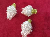 5月3日，手工活外發(fā)加工網(wǎng)，在家做串珠手工掙錢，開(kāi)串珠加工廠，在手工之家，產(chǎn)品多、材料多，放心選，圖為串珠米珠繡純手工產(chǎn)品剪影