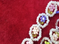 5月9日，手工活外發(fā)加工可靠嗎？靈活就業(yè)創(chuàng)業(yè)，開(kāi)手工加工廠，在手工之家，純手工合作發(fā)展好，圖為串珠米珠繡純手工產(chǎn)品剪影