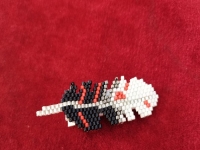 5月8日，哪里可以做手工活兼職，手工項(xiàng)目拿回家做，開(kāi)飾品加工廠，與手工之家合作，居家掙錢有底氣，圖為串珠米珠繡純手工產(chǎn)品剪影