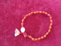 5月12日，兼職手工活可以帶回家做，開飾品加工廠，靈活就業(yè)創(chuàng)業(yè)，在手工之家，家庭主婦都喜歡做手工掙錢，圖為串珠米珠繡純手工產(chǎn)品剪影