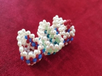 5月13日，外發(fā)手工領(lǐng)回家做，開飾品加工廠，在家做手工掙錢，在手工之家，珍惜和尊重成就雙方，圖為串珠米珠繡純手工產(chǎn)品剪影