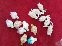 5月16日，手工活拿回家做在哪里找，靈活就業(yè)創(chuàng)業(yè)，開飾品加工廠，與手工之家合作，合作和服務(wù)平等真誠，圖為串珠米珠繡手工產(chǎn)品剪影