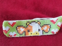 5月17日，在家里就能賺錢的工作，開手工加工廠，居家手工靈活就業(yè)創(chuàng)業(yè)，在手工之家，手工事業(yè)全面發(fā)展，圖為串珠米珠繡純手工產(chǎn)品剪影