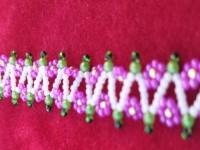 5月25日，家里干的手工活兼職，帶回家做的手工項(xiàng)目，開飾品加工廠，在手工之家，純手工受歡迎，圖為串珠米珠繡純手工產(chǎn)品剪影