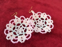 5月26日，手工活外發(fā)加工正規(guī)的廠家，開手工加工廠，靈活就業(yè)創(chuàng)業(yè)，與手工之家合作，自由靈活把錢掙，圖為串珠米珠繡純手工產(chǎn)品剪影