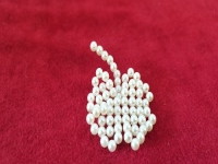 5月29日，在家就能賺錢的工作，拿回家做的手工活，開串珠手工加工廠，手工之家的純手工，城市農(nóng)村都能做，圖為串珠米珠繡純手工產(chǎn)品剪影