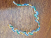 6月17日，在家里就能賺錢的工作，開手工加工廠，居家靈活就業(yè)好副業(yè)，可信可靠，在手工之家，良好的服務(wù)讓大家踏實放心，圖為串珠米珠繡純手工產(chǎn)品剪影